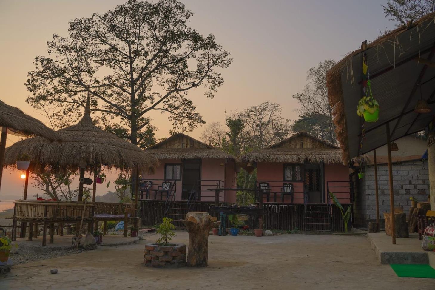 Bamby Chilling House - Feel The Nature Sauraha Exterior photo
